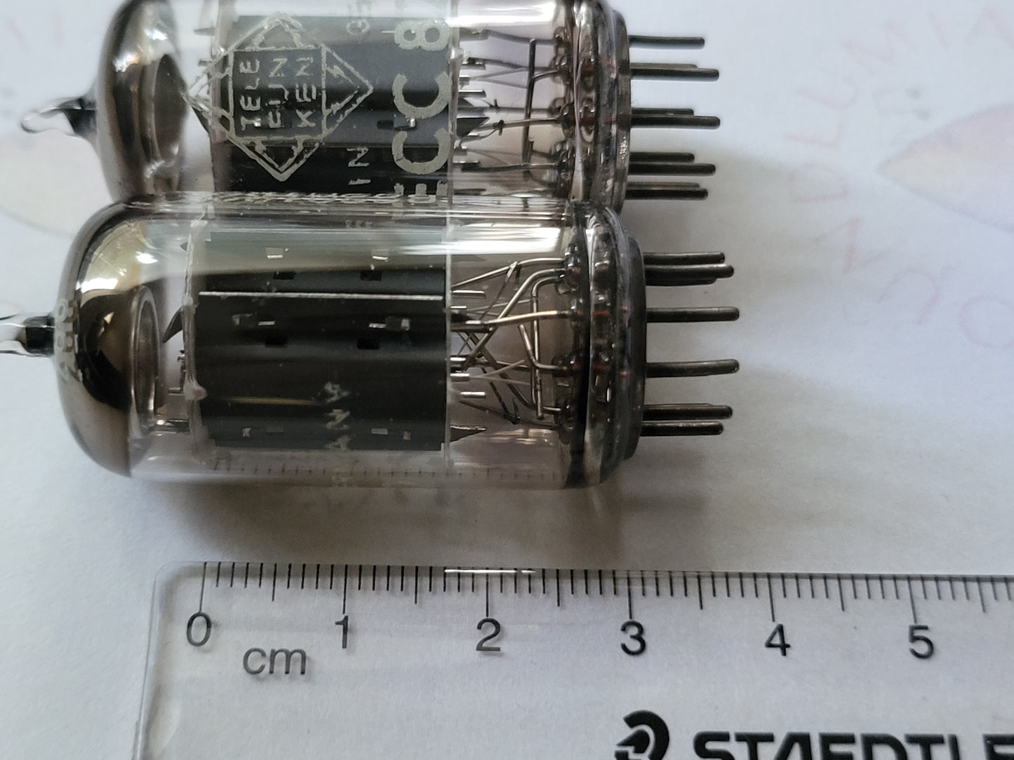 Telefunken ECC82 12AU7 17 mm lange glatte Platten, passendes Paar – Berlin 1961 – gleicher Code – NOS