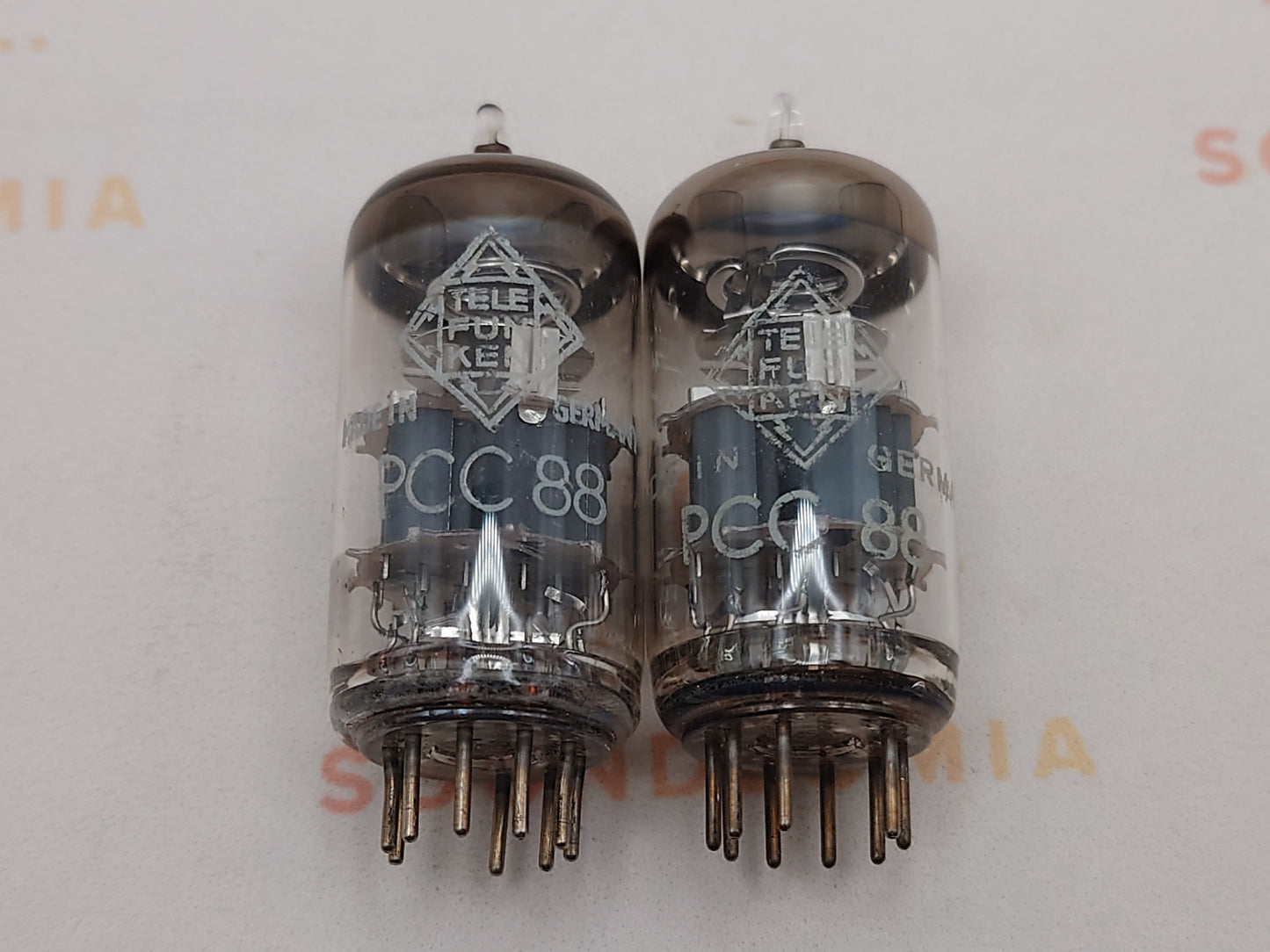 德律风根 PCC88 7DJ8 ◇ 底部