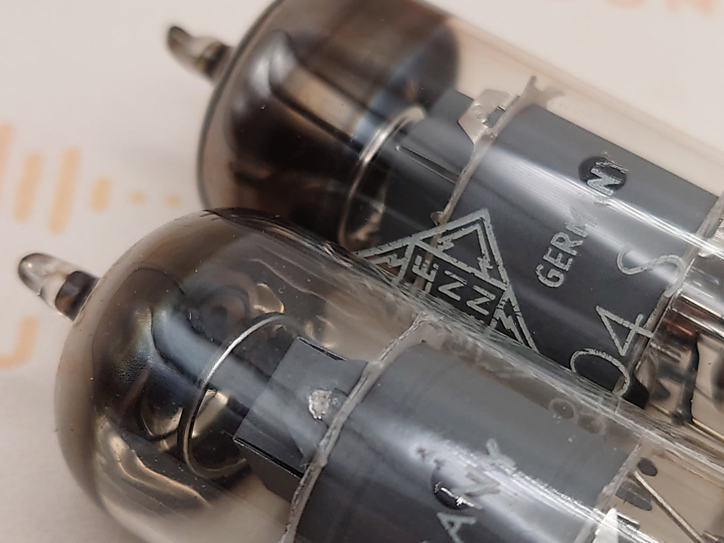 Telefunken EF804S Getter O ◇ Inferiore
