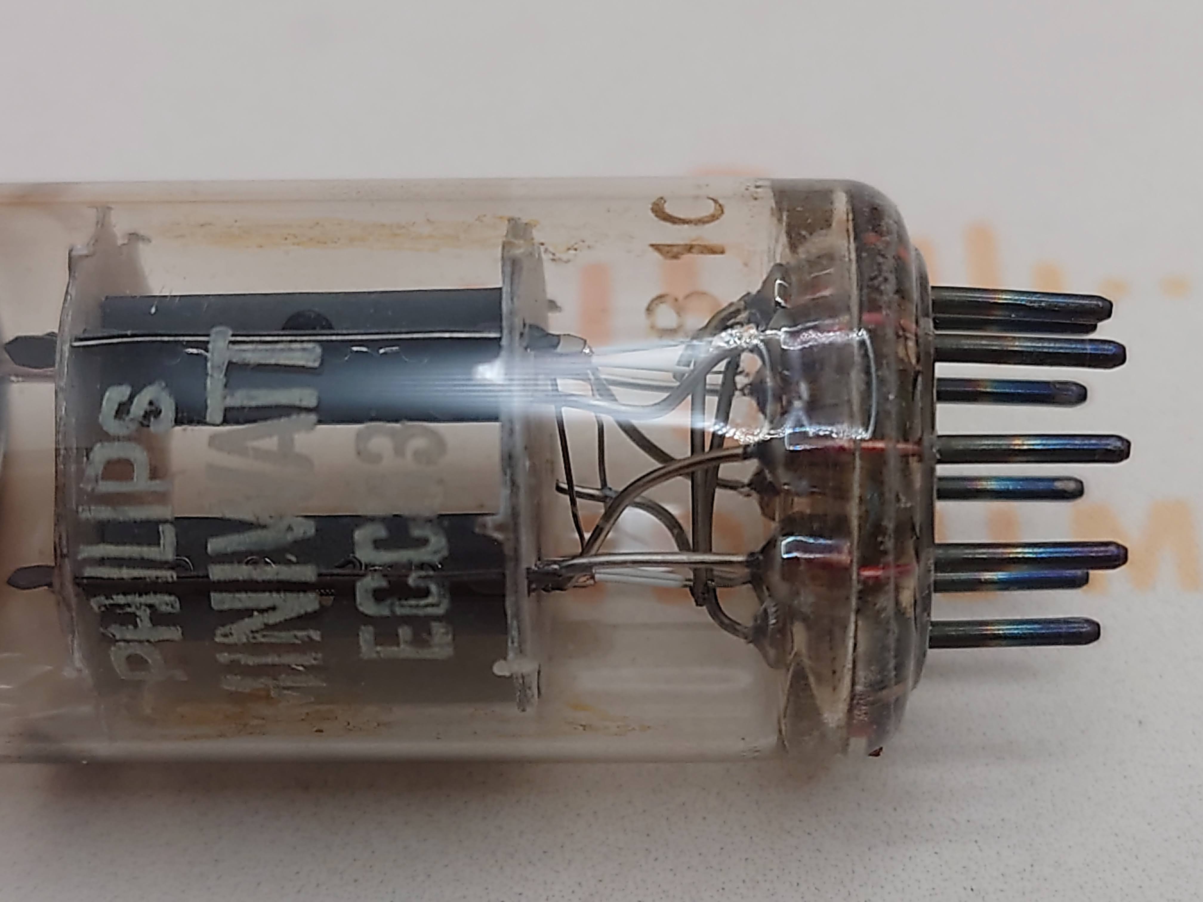 Mullard ECC83 / 12AX7 Vacuum Tube | Short Plate | Soundlumia