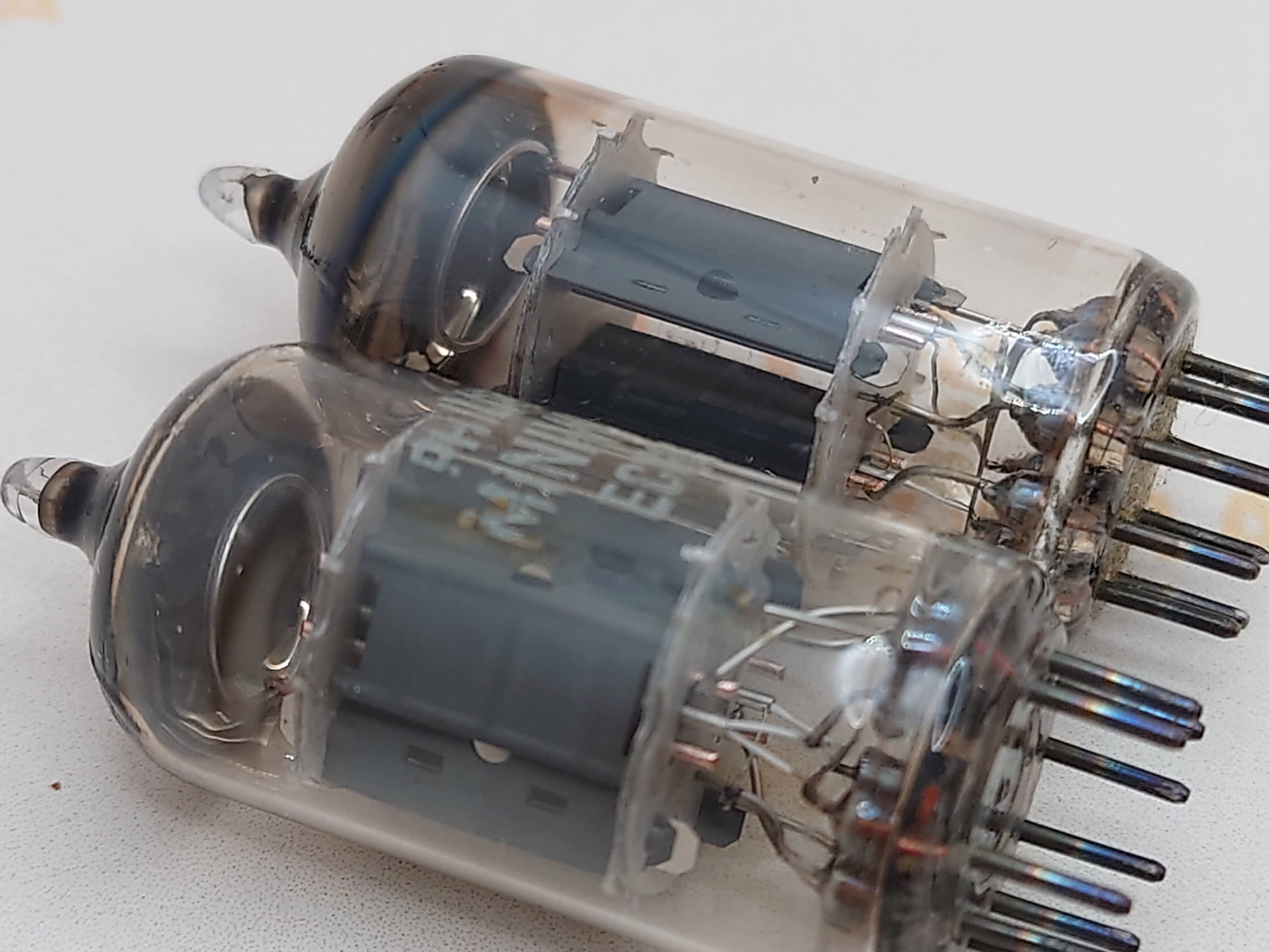 Mullard ECC83 / 12AX7 Vacuum Tube | Short Plate | Soundlumia
