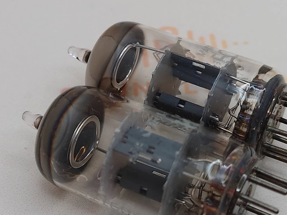 德律风根 ECC81 12AT7 O-getter ◇ 底部 – 柏林