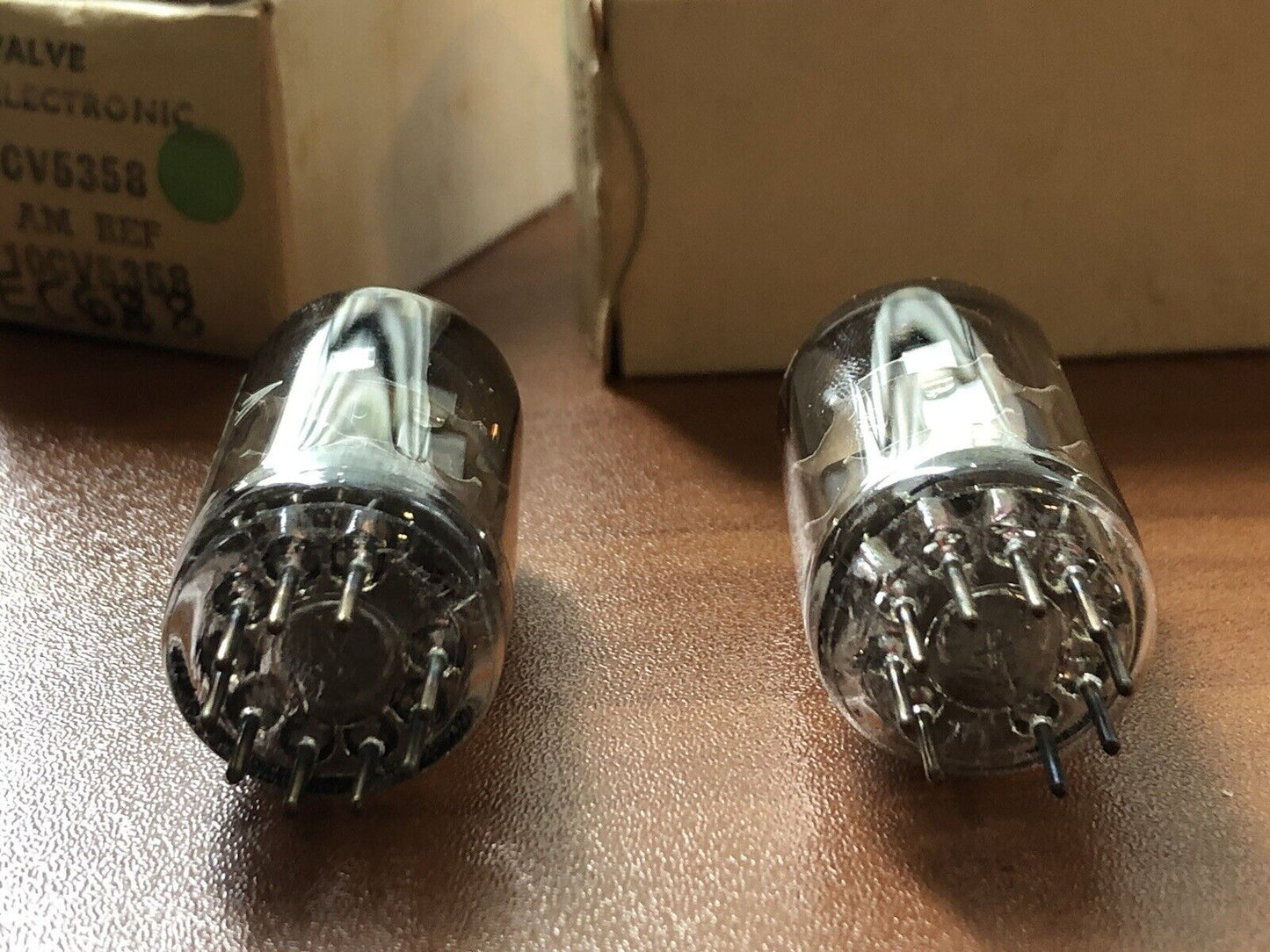 Mullard CV5358 6DJ8 ECC88 Militärröhren, passendes Paar – Blackburn 1965 – NOS