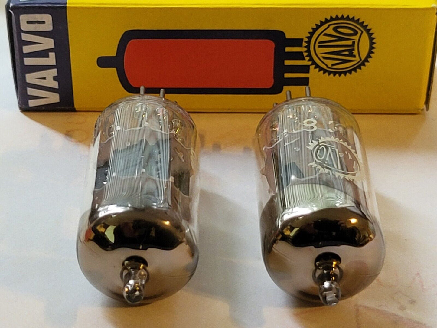 Valvo ECC83 12AX7 Kurze Platten, abgewinkelter Getter